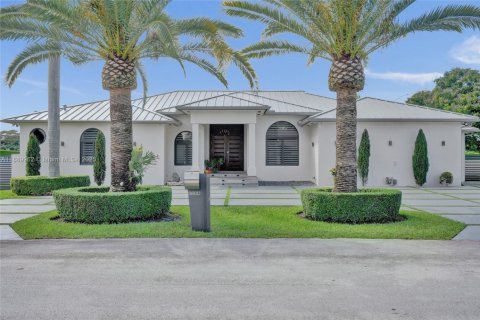 House in Miami, Florida 6 bedrooms, 314.94 sq.m. № 1939077 - photo 1