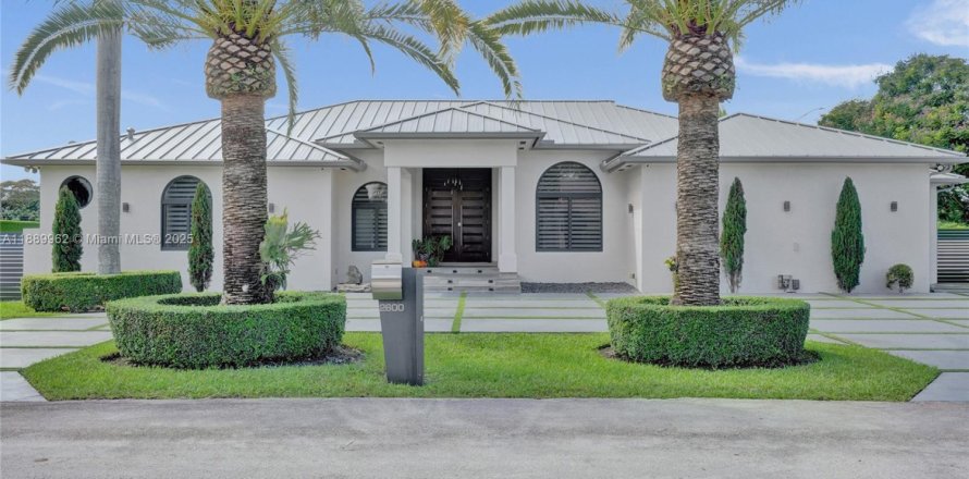 House in Miami, Florida 6 bedrooms, 314.94 sq.m. № 1939077