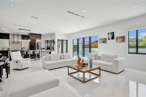 House in Miami, Florida 6 bedrooms, 314.94 sq.m. № 1939077 - photo 9