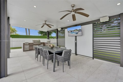 House in Miami, Florida 6 bedrooms, 314.94 sq.m. № 1939077 - photo 23