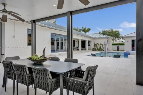 House in Miami, Florida 6 bedrooms, 314.94 sq.m. № 1939077 - photo 24