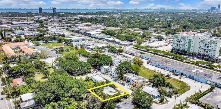 House in Miami, Florida 3 bedrooms, 114.08 sq.m. № 2257130