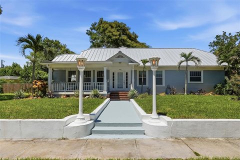 House in Saint Petersburg, Florida 7 bedrooms, 328.13 sq.m. № 2287139