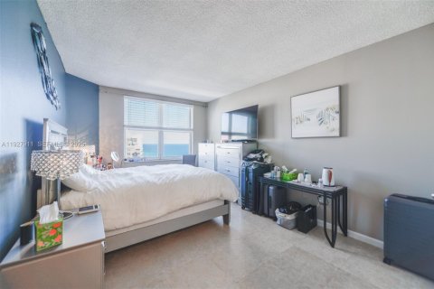 Condo in Hallandale Beach, Florida, 1 bedroom № 1988244 - photo 13