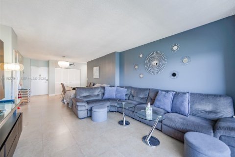 Condo in Hallandale Beach, Florida, 1 bedroom № 1988244 - photo 5