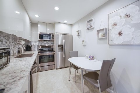 Condo in Hallandale Beach, Florida, 1 bedroom № 1988244 - photo 11