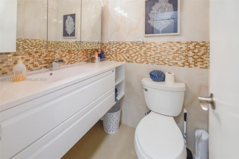 Condo in Hallandale Beach, Florida, 1 bedroom № 1988244 - photo 9