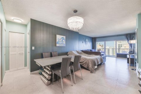 Condo in Hallandale Beach, Florida, 1 bedroom № 1988244 - photo 2