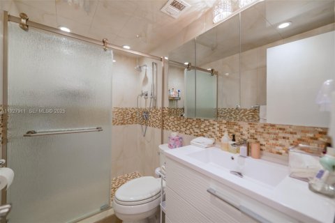 Condo in Hallandale Beach, Florida, 1 bedroom № 1988244 - photo 16