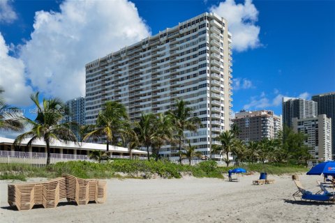 Condo in Hallandale Beach, Florida, 1 bedroom № 1988244 - photo 22