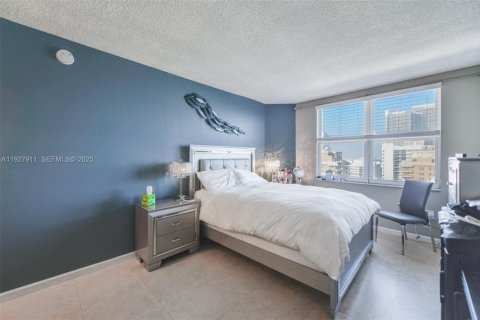 Condo in Hallandale Beach, Florida, 1 bedroom № 1988244 - photo 14