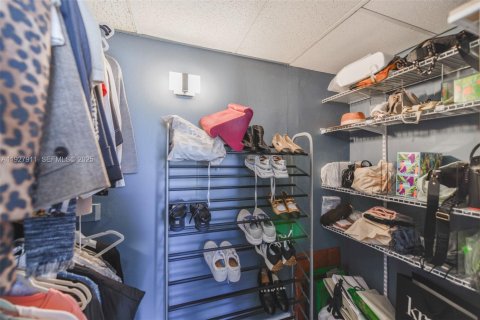 Condo in Hallandale Beach, Florida, 1 bedroom № 1988244 - photo 15