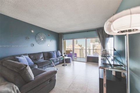 Condo in Hallandale Beach, Florida, 1 bedroom № 1988244 - photo 4