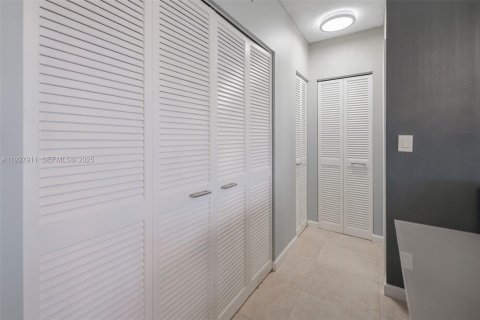 Condo in Hallandale Beach, Florida, 1 bedroom № 1988244 - photo 8