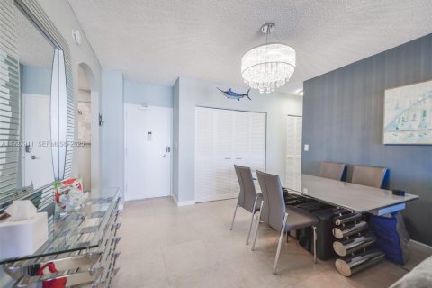 Condo in Hallandale Beach, Florida, 1 bedroom № 1988244 - photo 7