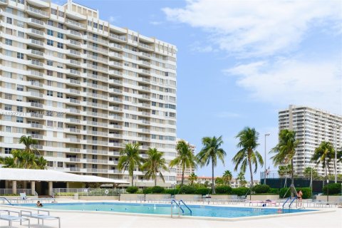 Condo in Hallandale Beach, Florida, 1 bedroom № 1988244 - photo 24