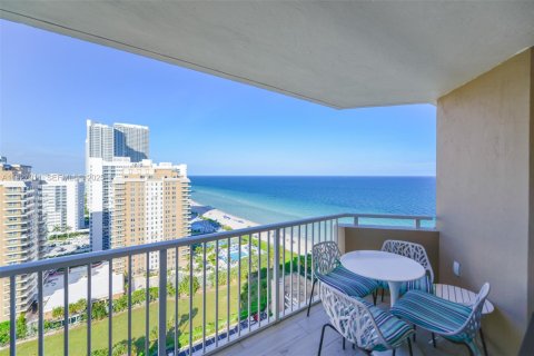 Condo in Hallandale Beach, Florida, 1 bedroom № 1988244 - photo 17
