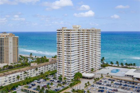 Condo in Hallandale Beach, Florida, 1 bedroom № 1988244 - photo 26