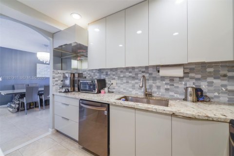 Condo in Hallandale Beach, Florida, 1 bedroom № 1988244 - photo 12