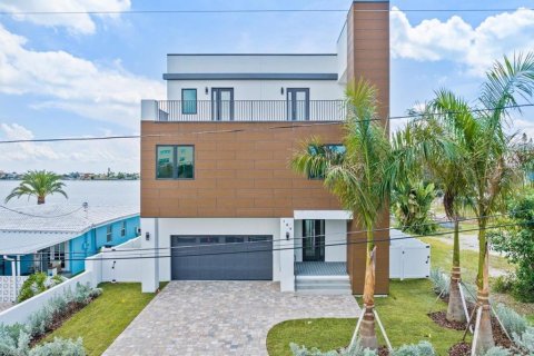 Casa en venta en Saint Pete Beach, Florida, 4 dormitorios, 381.27 m2 № 1589808 - foto 1