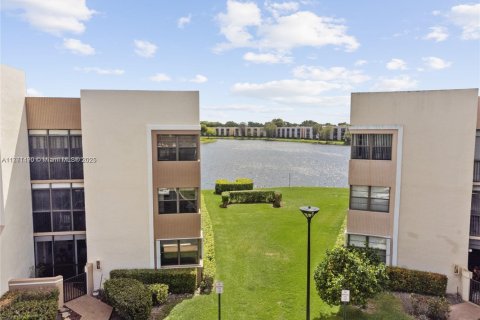 Купить кондоминиум в Тамарак, Флорида 2 спальни, 139.35м2, № 1701624 - фото 26