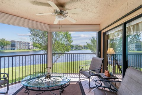 Купить кондоминиум в Тамарак, Флорида 2 спальни, 139.35м2, № 1701624 - фото 1