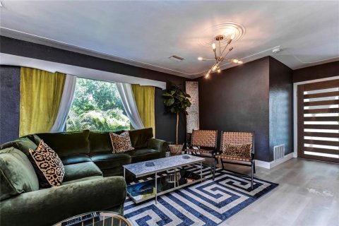 House in Tampa, Florida 3 bedrooms, 130.06 sq.m. № 2225927