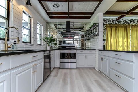 House in Tampa, Florida 3 bedrooms, 130.06 sq.m. № 2225927 - photo 8
