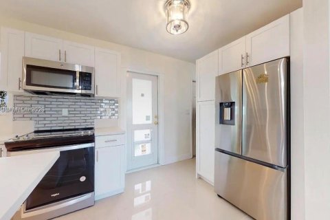 Дом в Майами, Флорида 3 спальни, 77.48м2 № 2048492