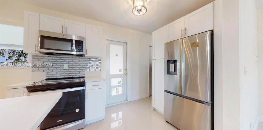 Дом в Майами, Флорида 3 спальни, 77.48м2 № 2048492