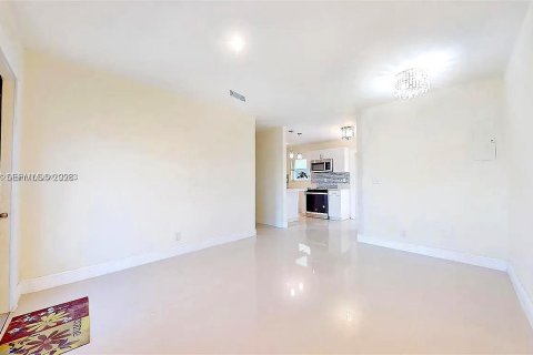 Снять в аренду виллу или дом в Майами, Флорида 3 спальни, 77.48м2, № 2048492 - фото 4