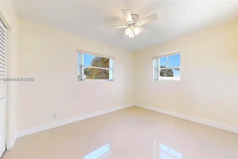 Снять в аренду виллу или дом в Майами, Флорида 3 спальни, 77.48м2, № 2048492 - фото 8