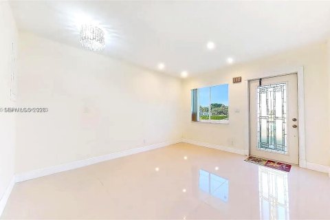 Снять в аренду виллу или дом в Майами, Флорида 3 спальни, 77.48м2, № 2048492 - фото 6