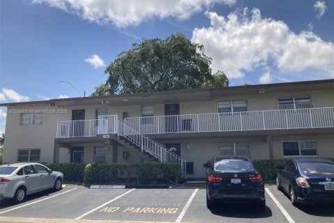 Condo in Margate, Florida, 2 bedrooms  № 1689428 - photo 1
