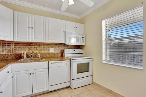 Condo in Margate, Florida, 2 bedrooms  № 1689428 - photo 4