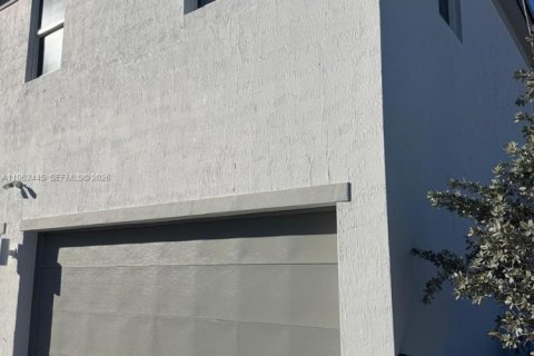 Adosado en alquiler en Miami, Florida, 3 dormitorios № 2024261 - foto 11