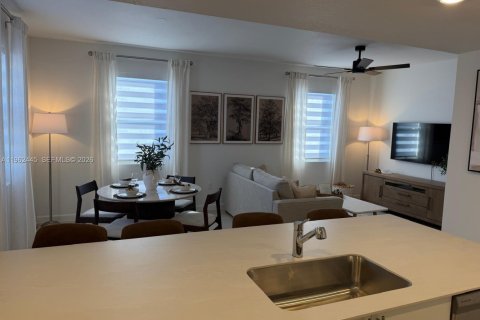 Adosado en alquiler en Miami, Florida, 3 dormitorios № 2024261 - foto 2