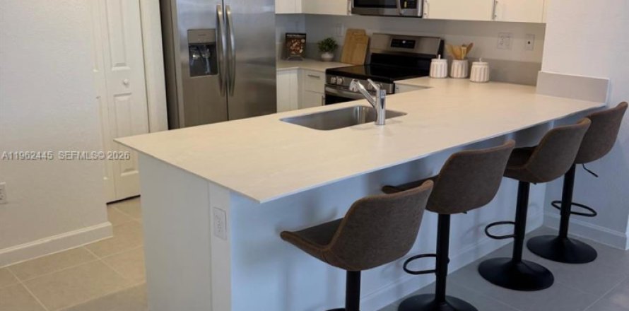 Adosado en Miami, Florida 3 dormitorios № 2024261