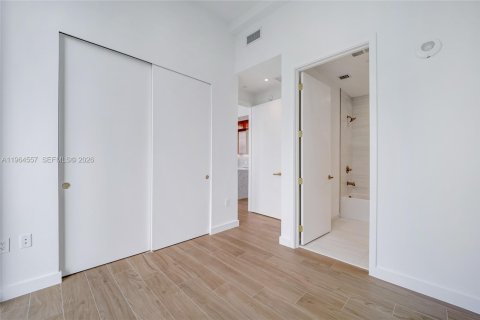 Condo in Miami, Florida, 2 bedrooms  № 2026878 - photo 25