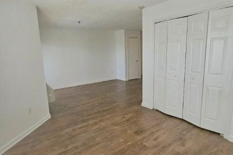 Condo in Saint Petersburg, Florida, 3 rooms  № 1909253 - photo 8