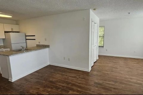 Condo in Saint Petersburg, Florida, 3 rooms  № 1909253 - photo 4