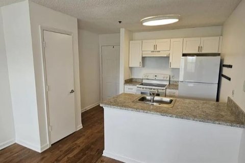 Condo in Saint Petersburg, Florida, 3 rooms  № 1909253 - photo 9