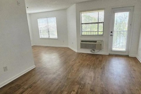 Condo in Saint Petersburg, Florida, 3 rooms  № 1909253 - photo 3