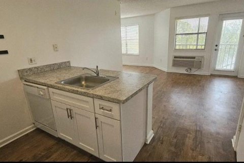 Condo in Saint Petersburg, Florida, 3 rooms  № 1909253 - photo 2