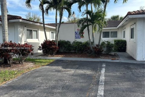 Commercial property in Coral Springs, Florida 375.42 sq.m. № 2026110 - photo 7