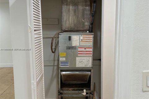 Commercial property in Coral Springs, Florida 375.42 sq.m. № 2026110 - photo 14