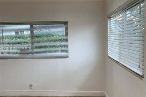 Commercial property in Coral Springs, Florida 375.42 sq.m. № 2026110 - photo 17