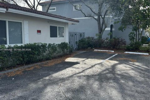 Commercial property in Coral Springs, Florida 375.42 sq.m. № 2026110 - photo 3