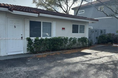 Commercial property in Coral Springs, Florida 375.42 sq.m. № 2026110 - photo 5