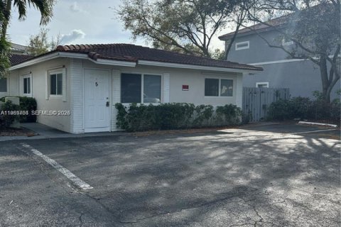 Commercial property in Coral Springs, Florida 375.42 sq.m. № 2026110 - photo 2